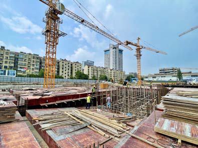 建筑工人 頭頂烈日保進(jìn)度